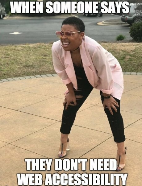 一名黑人女子双手放在膝盖上，似乎正眯着眼睛看着远处的一个物体，配文是“当有人说他们不需要网络无障碍时”