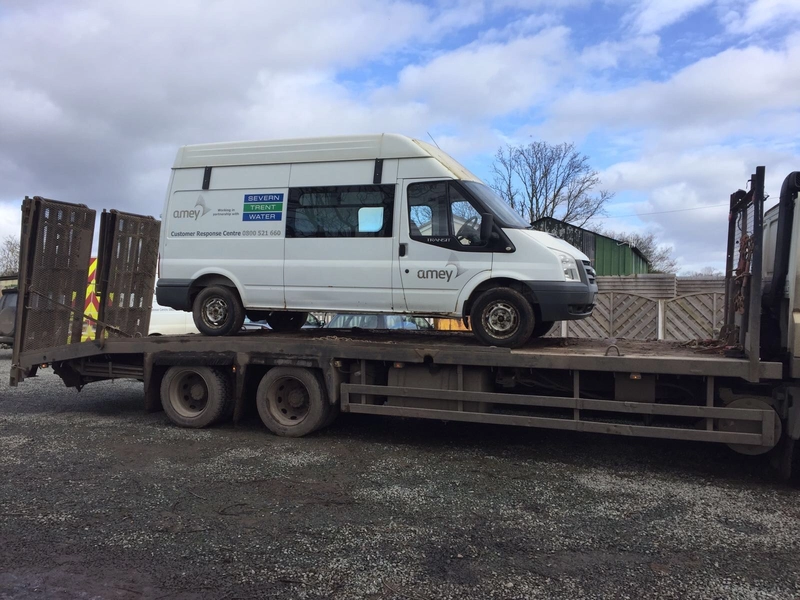 皮卡车车厢上的货车图片