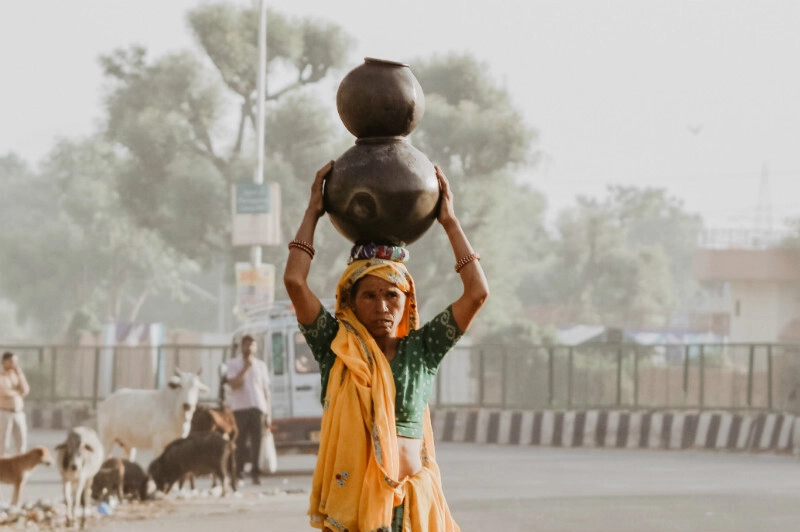 不要像编写单体应用那样编写微服务，保持其可维护性，避免过度设计。