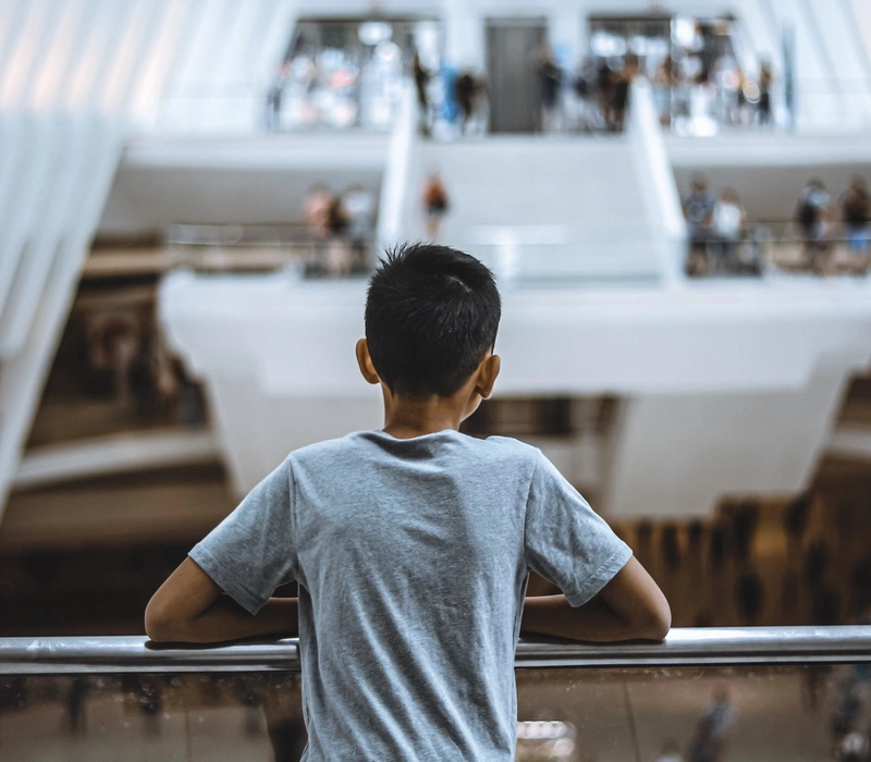 照片由 Scott Gummerson 拍摄，来自 Unsplash