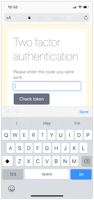 iOS Safari 浏览器中显示的网页,带有双因素身份验证提示。标准字母键盘已打开。