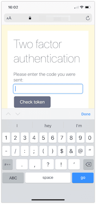 iOS Safari 浏览器中显示的网页,带有双因素身份验证提示。这次键盘包含数字和符号。