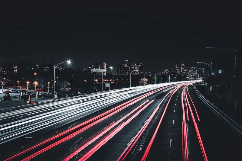 夜间高速公路的延时照片