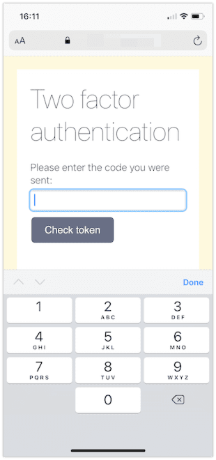 iOS Safari 浏览器中显示的网页,带有双因素身份验证提示。这次出现的是一个只有数字的简单键盘。