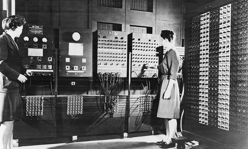 贝蒂·简·詹宁斯（左）和弗朗西丝·比拉斯正在操作 ENIAC 的主控制面板。