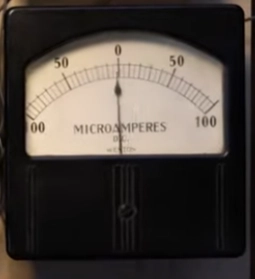 一款指针式模拟电压表，指针范围从-100V到+100V。